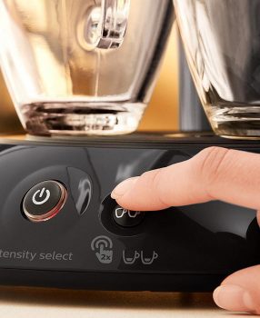 Cafeteras Senseo: Guía para comprar la mejor del 2020 imagen 21 pulsando un botón en cafetera de capsulas