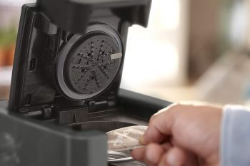 Cafeteras Senseo: Guía para comprar la mejor del 2020 imagen 18 quitar la capsula de cafetera de capsulas