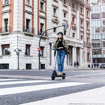 chica montada en patinete eléctrico por la ciudad