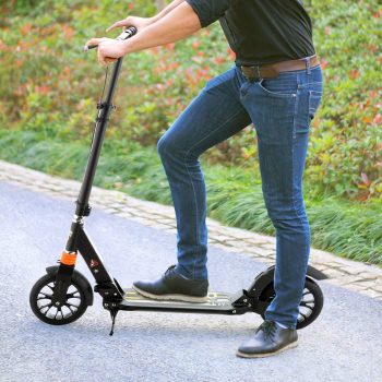 Guía comparativa de los mejores patinetes eléctricos del 2020 imagen 1 chico sobre patinete eléctrico