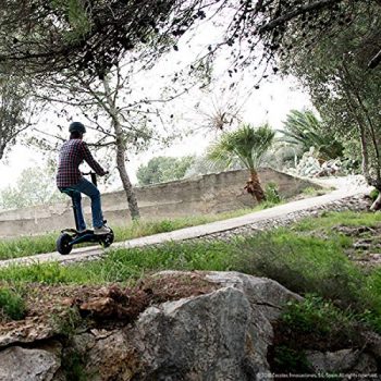 Guía comparativa de los mejores patinetes eléctricos del 2019 imagen 2 chico subiendo cuesta en patin eléctrico con sillin