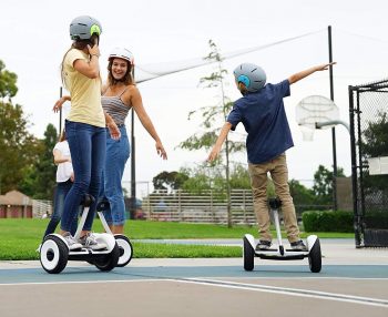 niños sobre un hoverboard