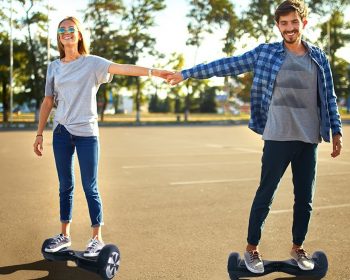 pareja sobre hoverboard