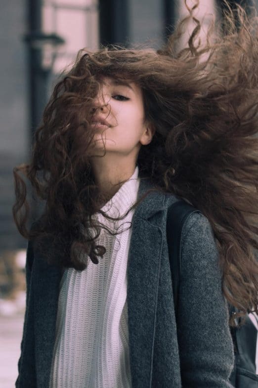Las mejores ceras para el pelo de 2021 imagen 1 chica con melena ondulada