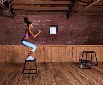 chica haciendo ejercicio indoor con reloj deportivo