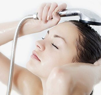 Las mejores ceras para el pelo de 2021 imagen 34 chica lavandose el pelo