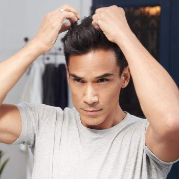 Las mejores ceras para el pelo de 2021 imagen 15 chico moldeándose el pelo con cera