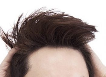 Las mejores ceras para el pelo de 2021 imagen 37 frotar el pelo con las manos con cera
