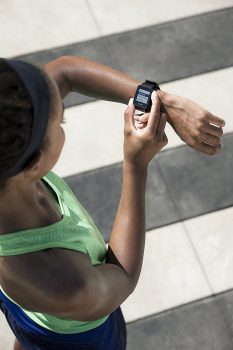 mujer con reloj deportivo con gps