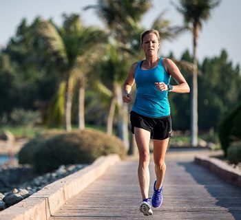 mujer haciendo running con reloj deportivo