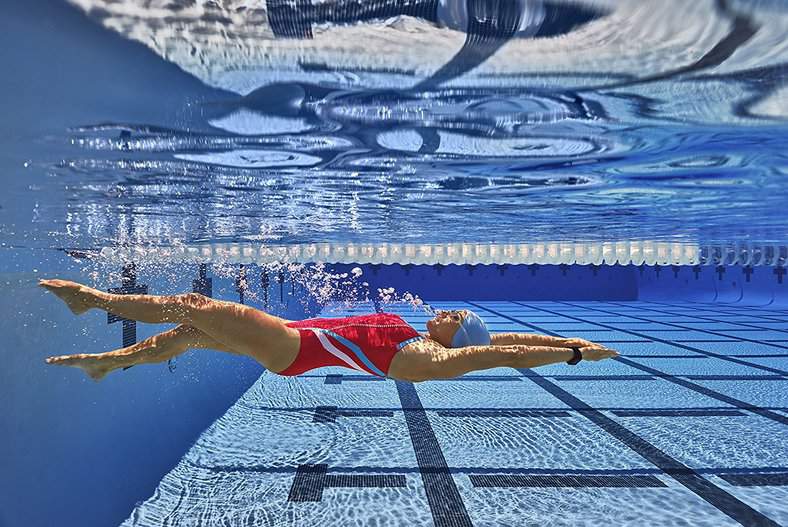 nadadora profesional con reloj deportivo