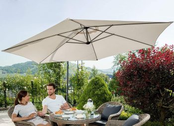 pareja en una terraza con sombrilla con protección solar