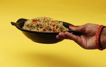 arroz con vegetales en un cuenco