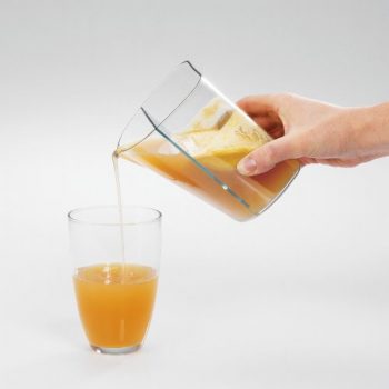Las mejores licuadoras baratas para hacer zumo en el 2020 imagen 1 echando zumo despues de un licuado