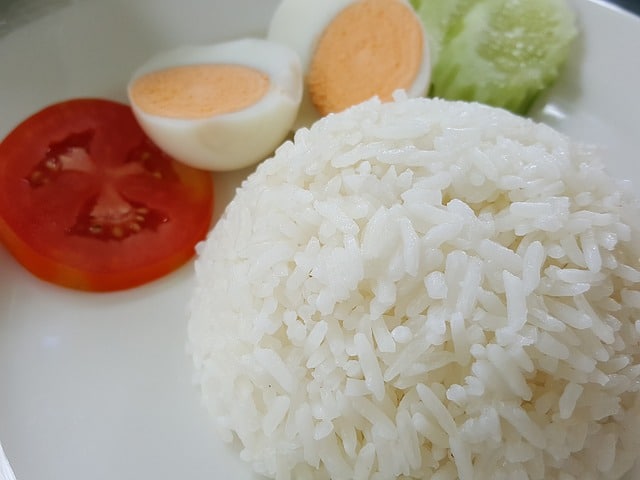 arroz-blanco-en-un-plato