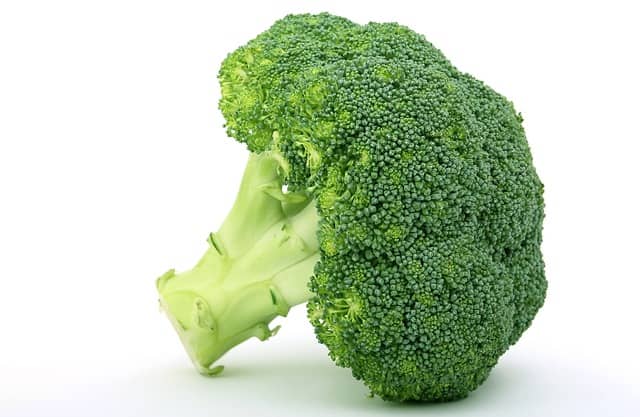 brocoli como alimentos que no se deben calentar en el microondas