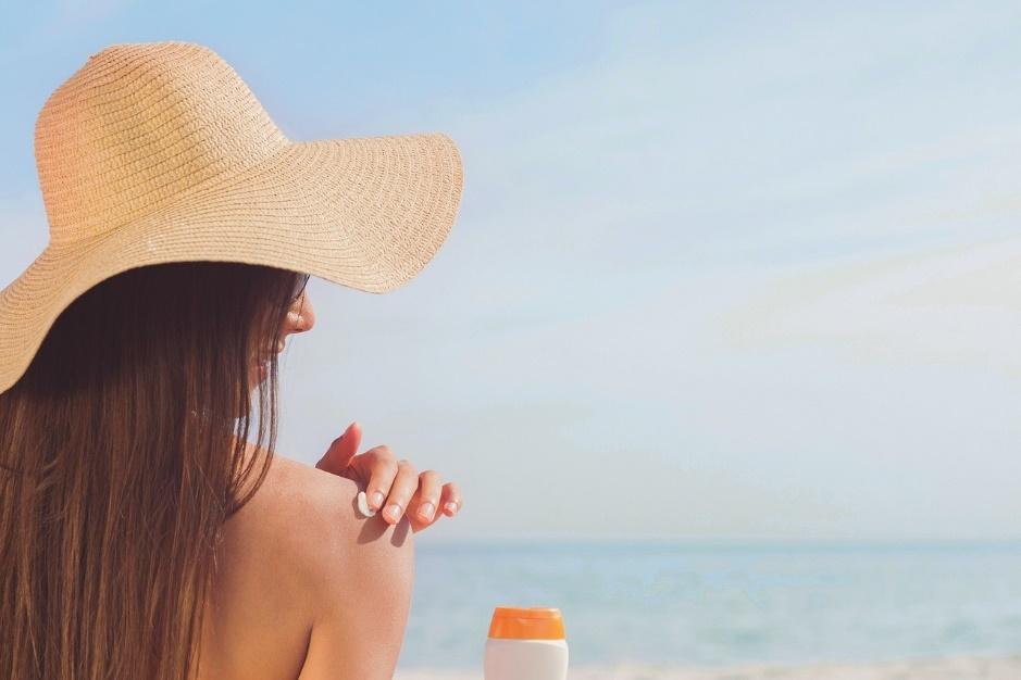 ¿Debo usar un protector solar, o una crema hidratante con SPF? imagen 4 chica-poniéndose-crema-solar