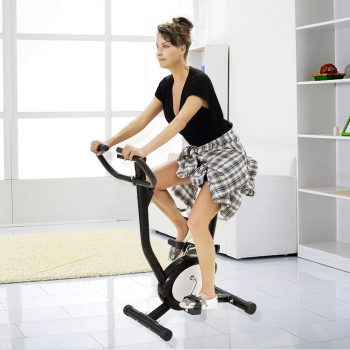 mujer haciendo bicicleta estática para adelgazar