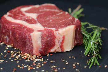 trozo-de-carne de alimentos que no se pueden calentar en el microondas