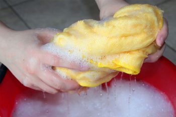 5 trucos de limpieza con el microondas que te sorprenderán imagen 4 Limpieza-microondas_trapo
