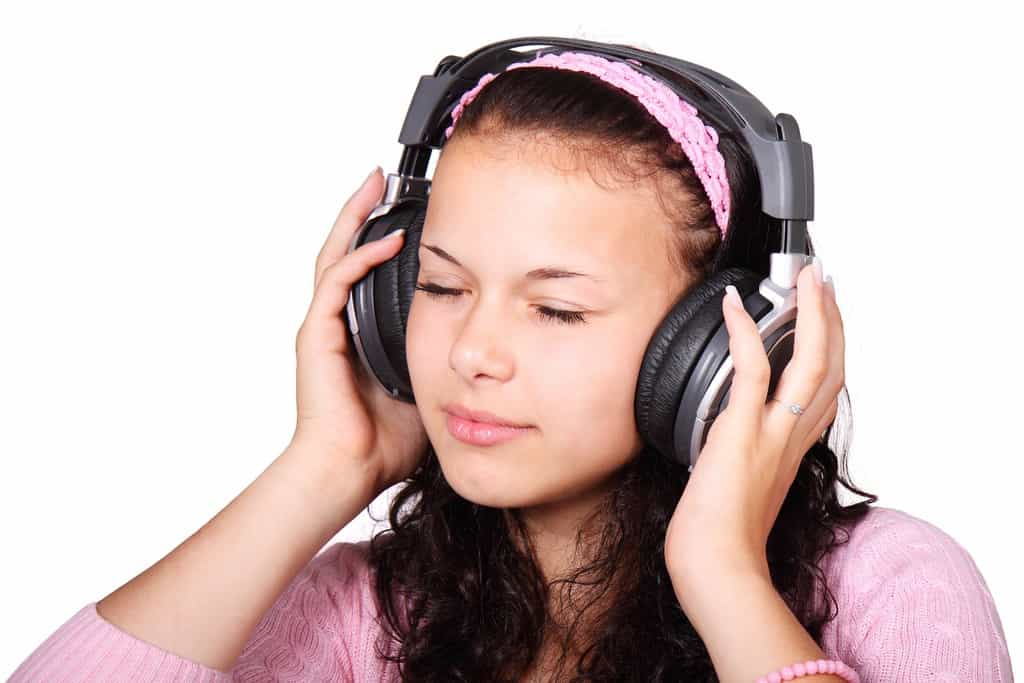 5 conseils pour prendre soin de votre vue devant le moniteur image 7 fille aux yeux fermés et écoutant de la musique
