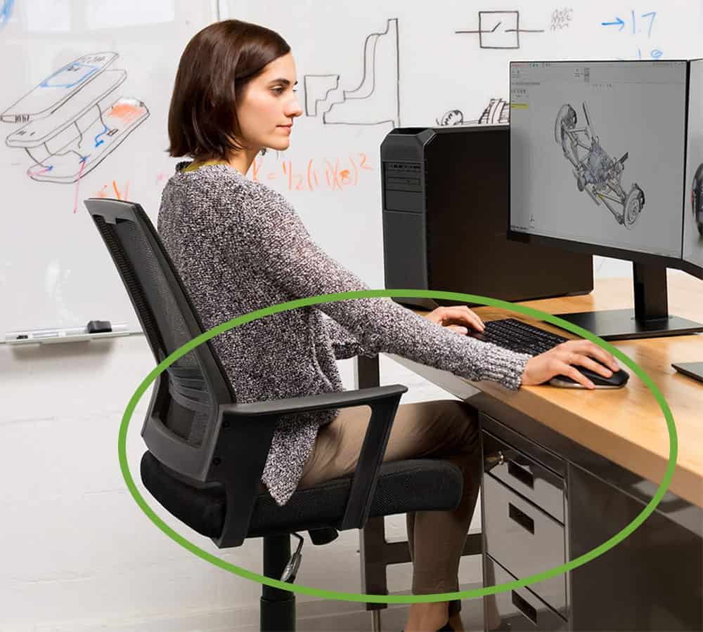 7 consejos saludables si vas a trabajar todo el día delante del ordenador imagen 2 chica-que-cuida-su-postura-al-sentarse