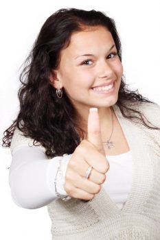 chica feliz de poder preparar arroz en el microondas de manera sencilla