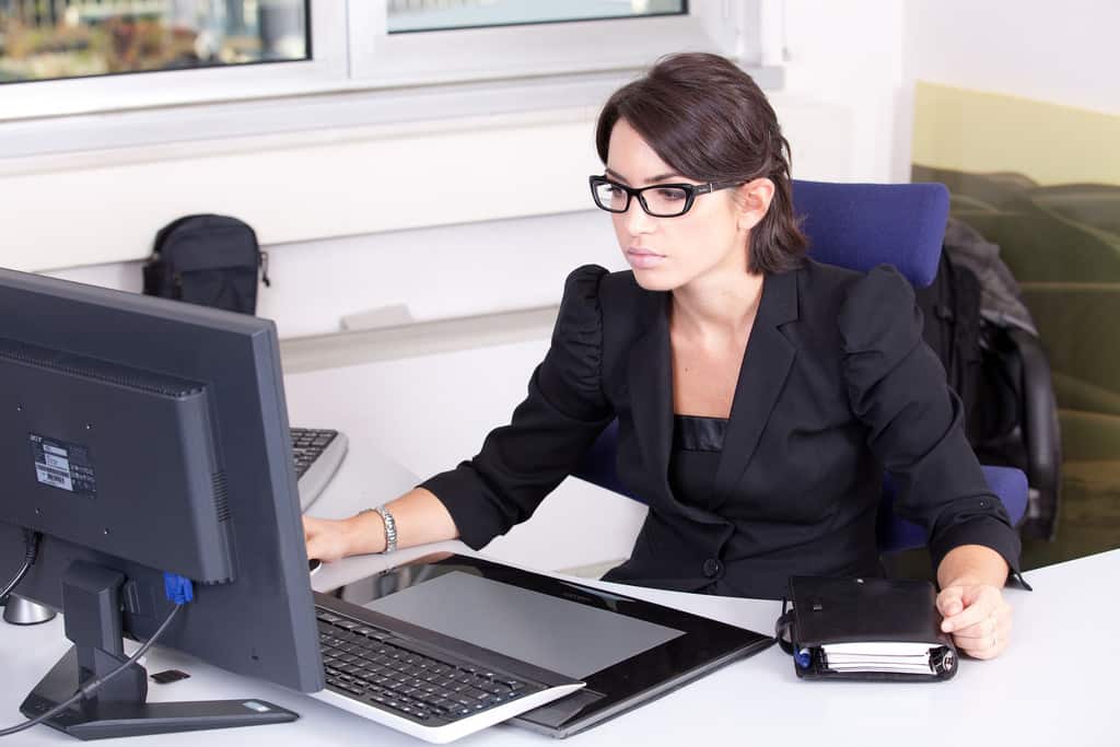 7 consejos saludables si vas a trabajar todo el día delante del ordenador imagen 4 chica-trabajando-delante-del-ordenador