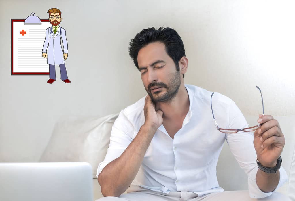 7 consejos saludables si vas a trabajar todo el día delante del ordenador imagen 8 chico-con-molestias-cervicales