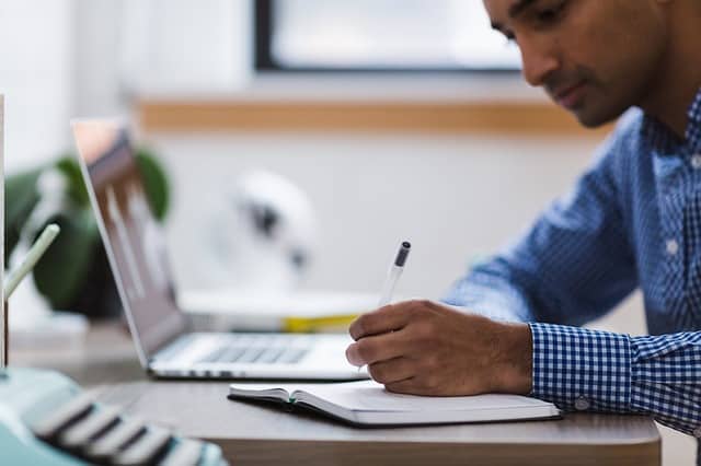5 consejos para montar una oficina en casa imagen 3 chico-concentrado-trabajando-en-la-oficina