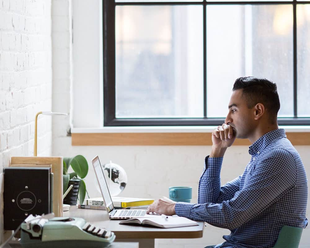 5 conseils pour prendre soin de votre vue devant le moniteur image 2 boy-working-next-to-a-window-with-natural-light