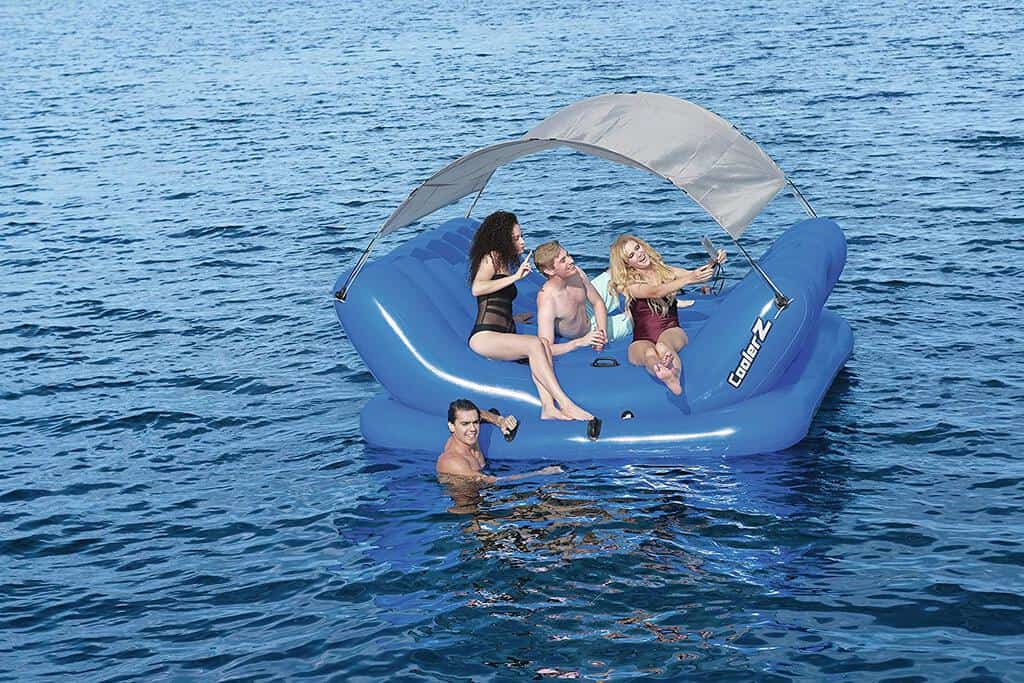 Colchones hinchables acuáticos ¿Cuál comprar en 2019? imagen 23 chicos-y-chicas-usando-colchón-gigante