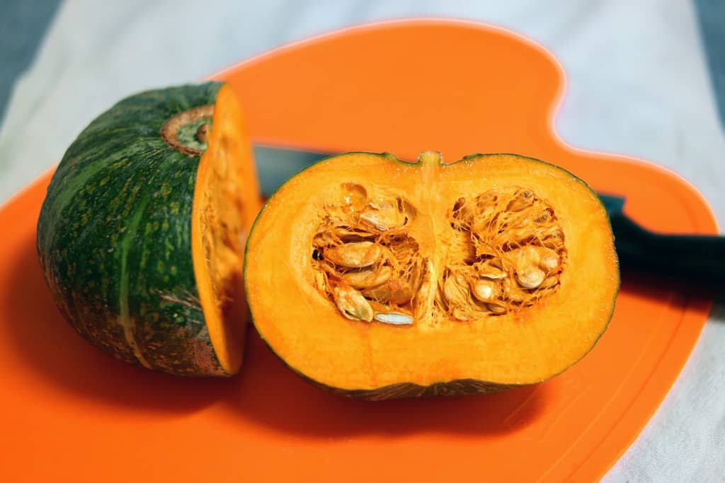 Crema de calabaza crujiente con el robot de cocina imagen 3 cortar-la-calabaza-en-trozos