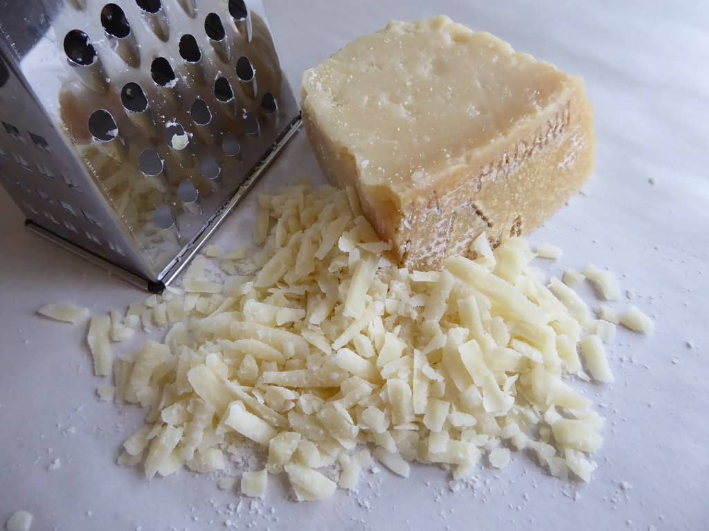 Crema de calabaza crujiente con el robot de cocina imagen 5 espolvorear-queso-parmesano-en-la-crema-de-calabaza