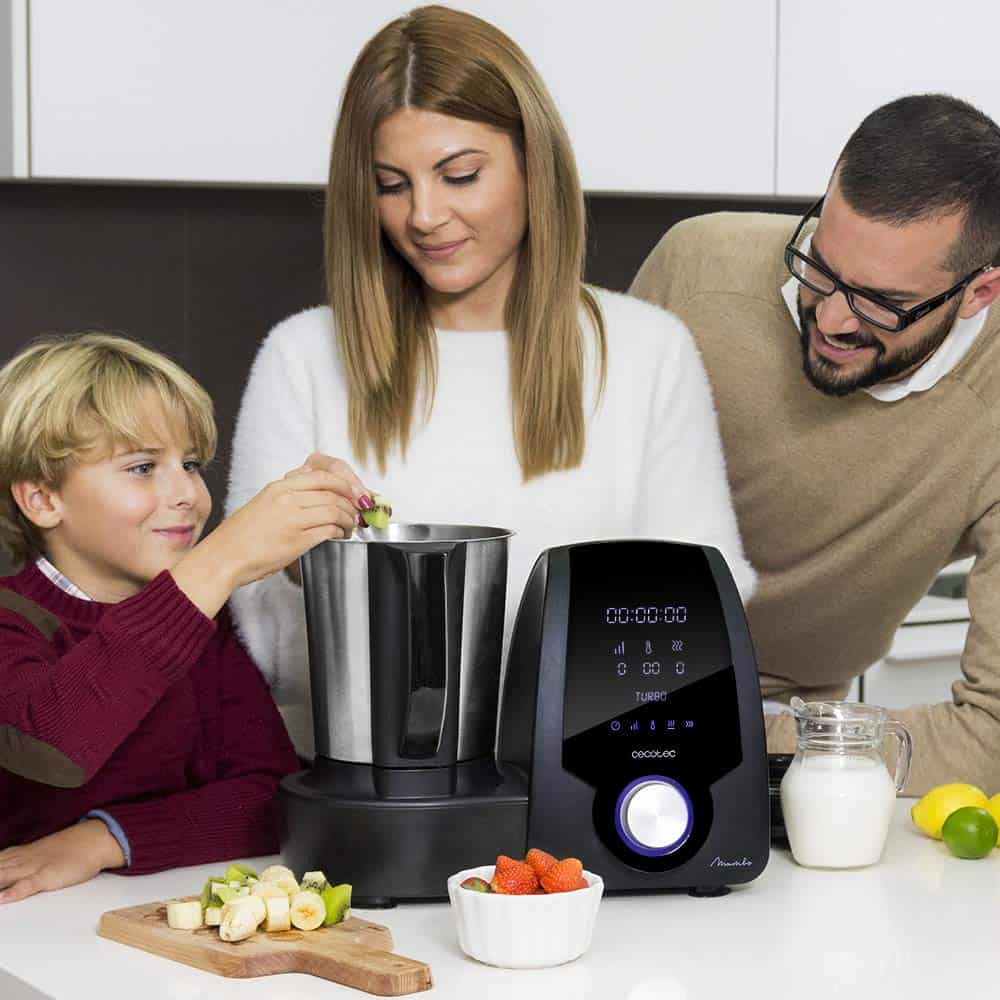 Crema de verduras con el robot de cocina imagen 1 familia-haciendo-crema-de-verduras-con-el-robot-de-cocina