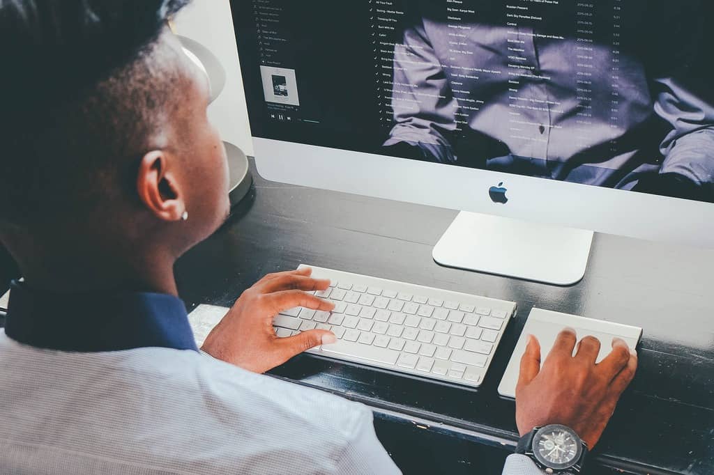 5 conseils pour prendre soin de votre vue devant l'image du moniteur 5 polices-très-petites-ordinateurs
