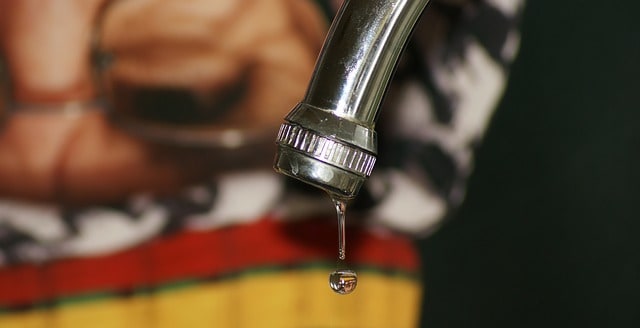 Cómo vaciar el termo eléctrico cuando no lo uso imagen 1 grifo-goteando-por-averia