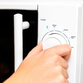 Comment faire un œuf au plat au micro-ondes image 2 contrôle à micro-ondes conventionnel tournant à la main