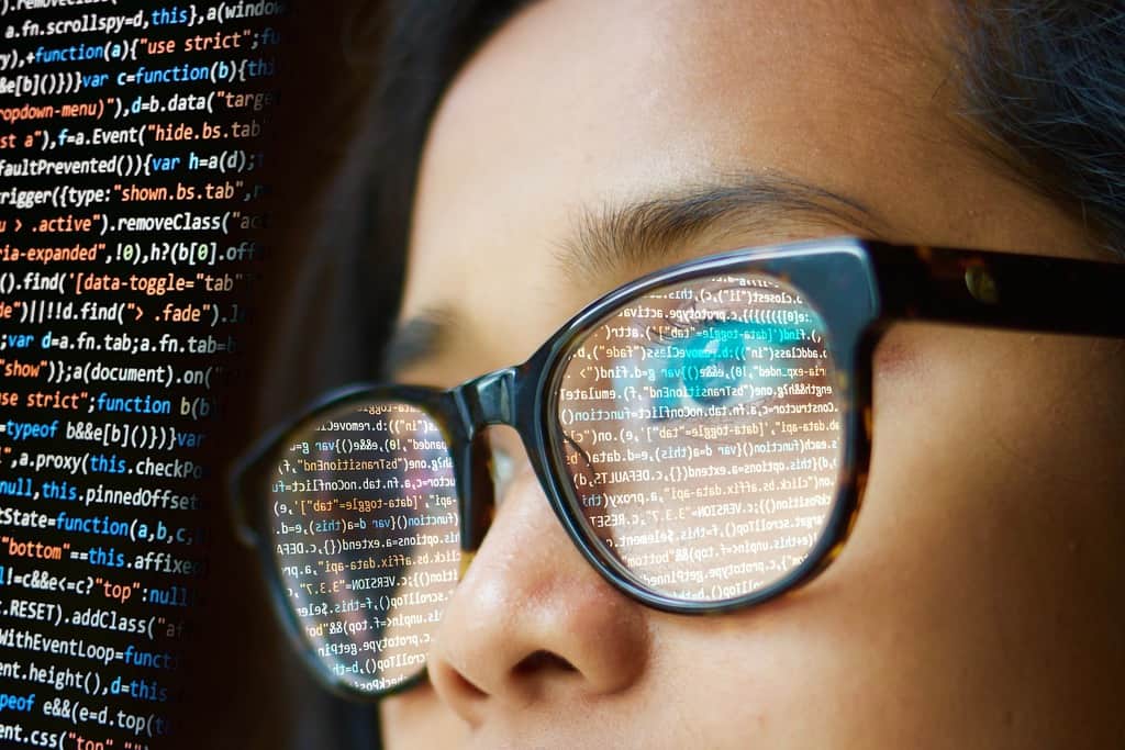 5 conseils pour prendre soin de votre vue devant le moniteur image 1 femme devant un écran