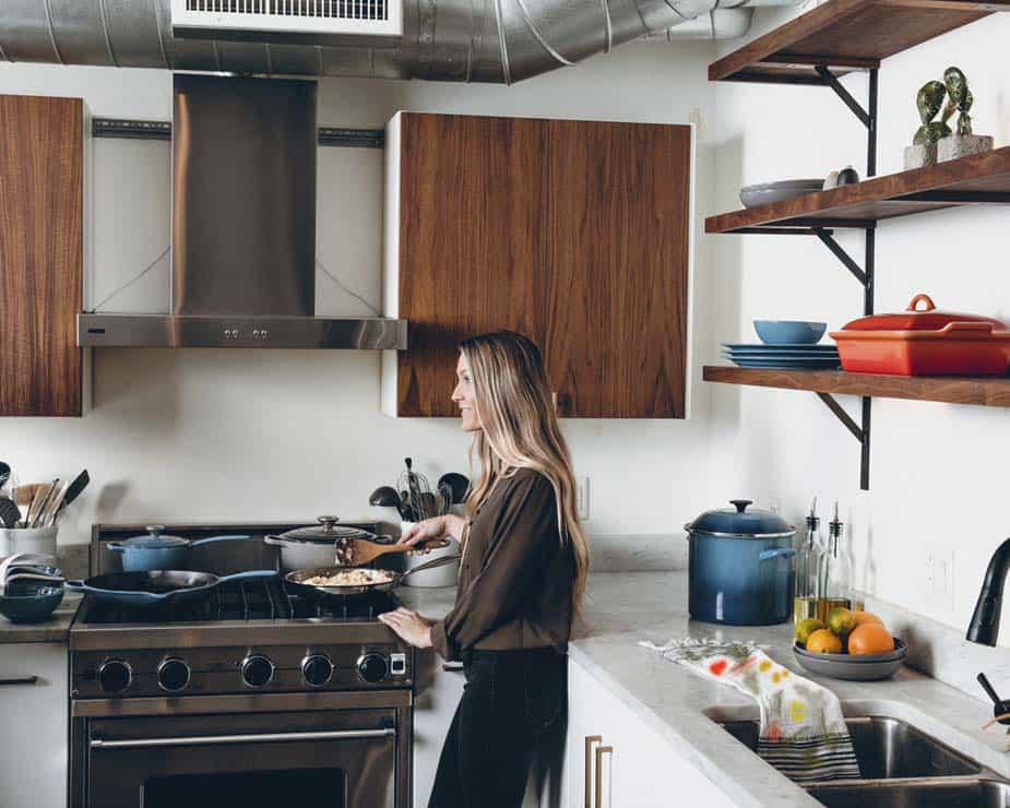 mujer-en-la-cocina-con-un-trapo-sucio-en-el-fregadero