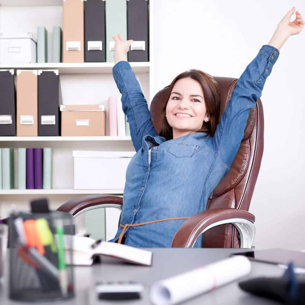 7 consejos saludables si vas a trabajar todo el día delante del ordenador imagen 6 mujer-estirandose-en-la-silla-de-la-oficina