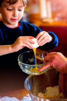 Receta para los niños: brownie en el microondas imagen 1 niño-preparando-brownie-en-el-microondas