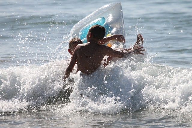 Colchones hinchables acuáticos ¿Cuál comprar en 2019? imagen 17 niños-jugando-con-colchón-hinchable