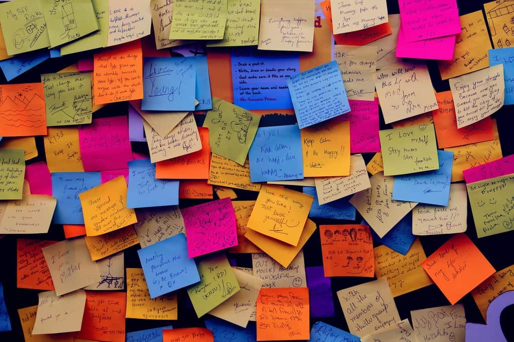 5 consejos para montar una oficina en casa imagen 9 notas-post-it-en-una-pizarra