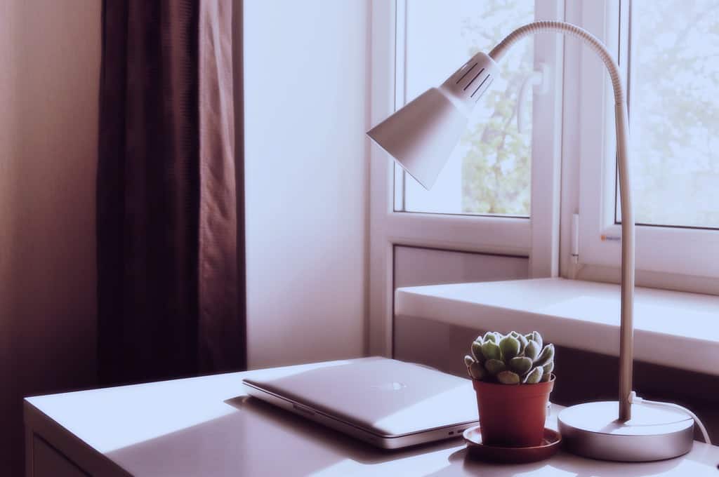 Cómo decorar tu oficina para que aparente más amplia imagen 3 oficina-bien-iluminada