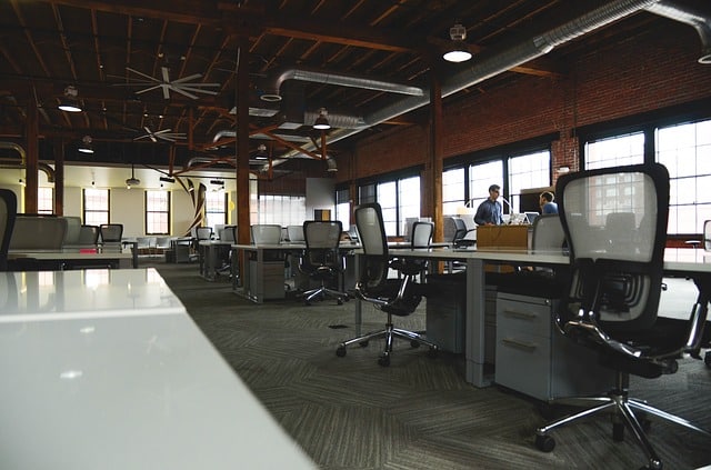 Guia actualizada para comprar la mejor silla ergonómica del 2020 imagen 29 oficina-con-sillas-ergonómicas