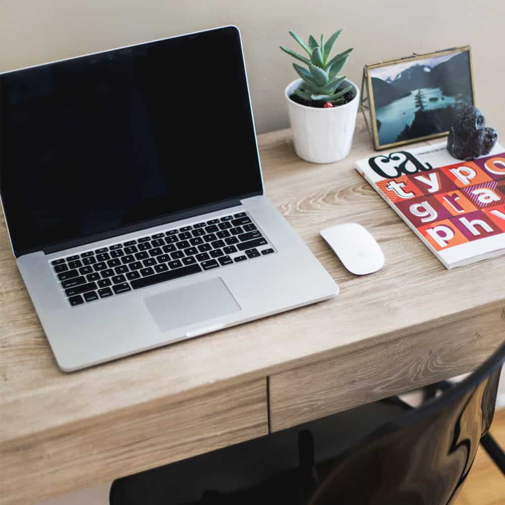 Cómo decorar tu oficina para que aparente más amplia imagen 6 oficina-con-toques-personales