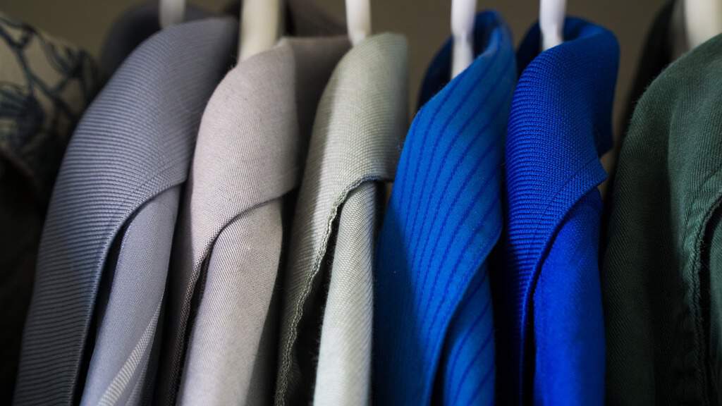 8 consejos para organizar el armario como un profesional imagen 9 ordenar-el-armario-por-colores