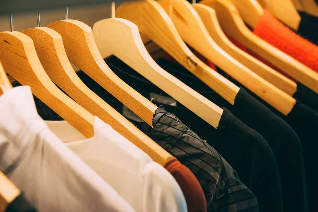 8 consejos para organizar el armario como un profesional imagen 4 organizar-el-armario-con-perchas
