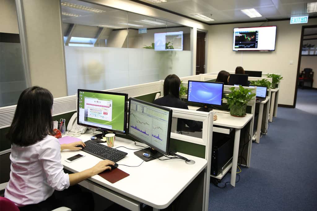 7 consejos saludables si vas a trabajar todo el día delante del ordenador imagen 7 personas-trabajando-con-iluminación-artificial-en-oficina
